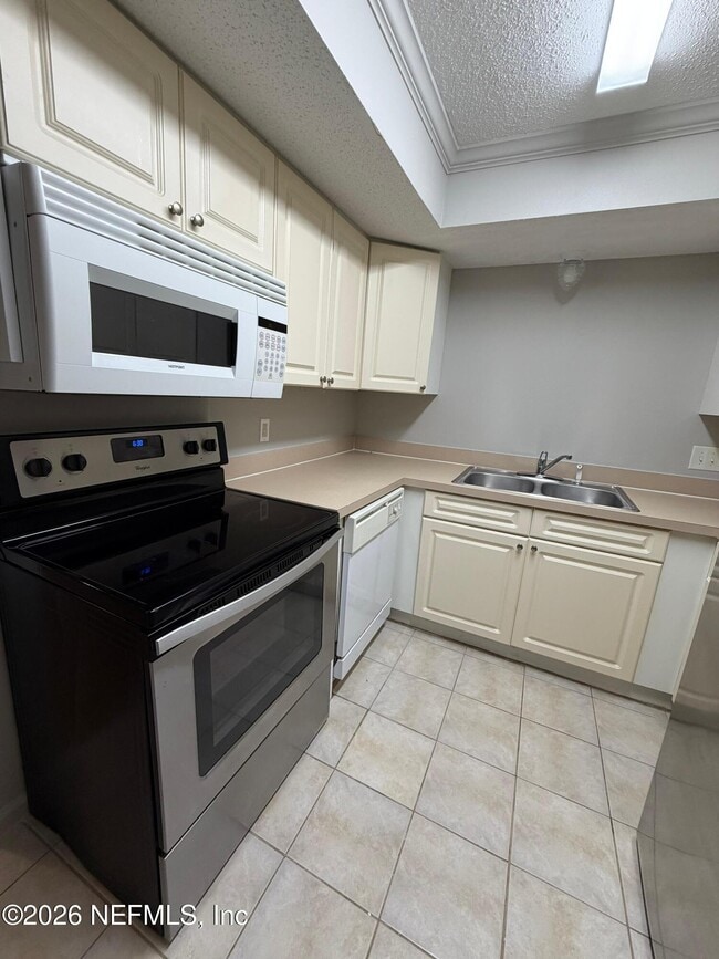 Building Photo - 3864 La Mirada Dr N