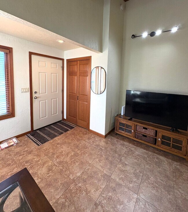 Building Photo - 1810 4th Ave NW