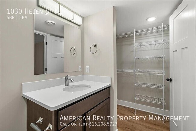 Building Photo - 1030 Helen St NE