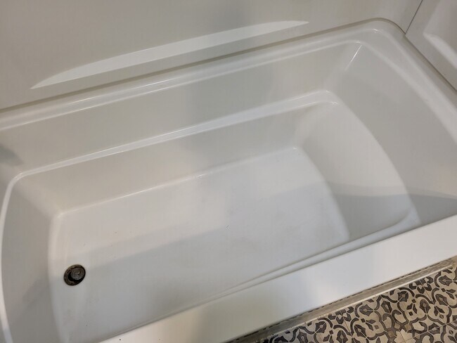 Deep tub - 337 Kenwood Avenue