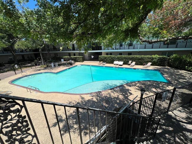 Building Photo - Spring Semester Discount! 2 Br/Bth Corner Unit