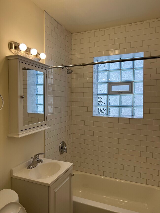 Building Photo - 2047-2049 W Berwyn Ave