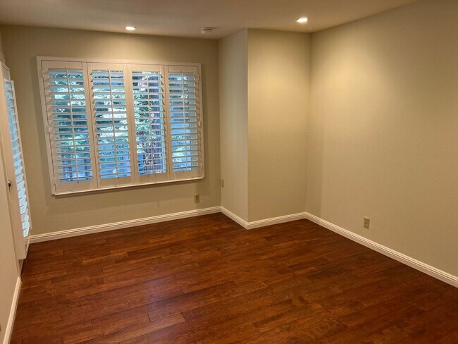 Building Photo - Palo Alto -Updated 3 Bedroom Condo In A Highly Sought After Neighborhood