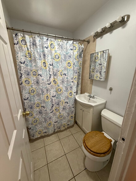 bathroom - 1731 N Central Ave