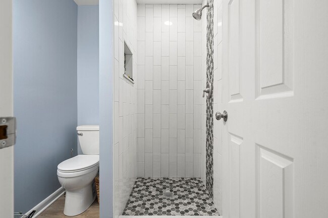 Building Photo - Elegant & Modern Home with Beautiful Interior