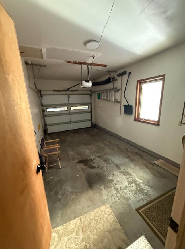 Building Photo - Beautiful 3 Bed, 2 Bath Stand-Alone Home | Furnished or Unfurnished Options