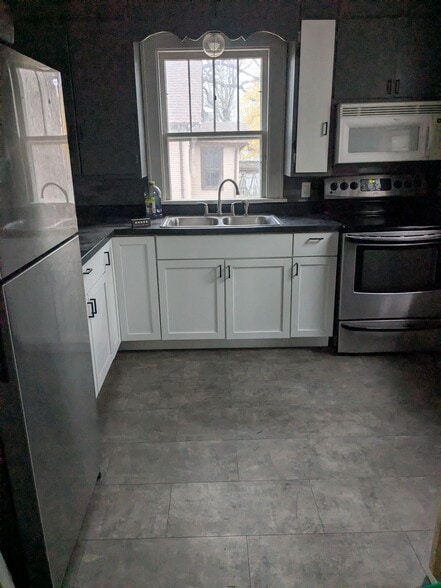 Building Photo - 1102 Kenwood St