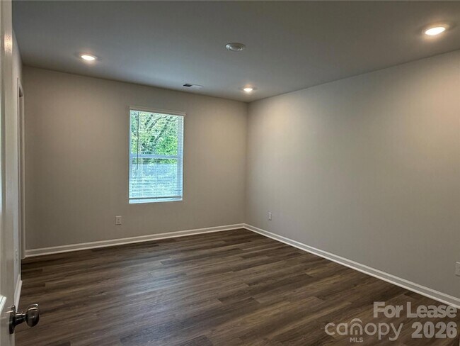 Building Photo - 1207 Suncrest Ave