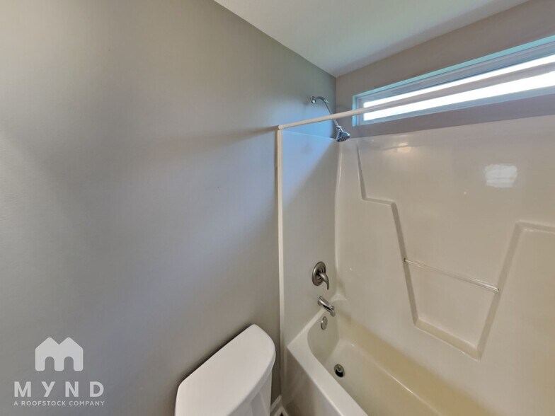 Building Photo - 303 Holton Dr