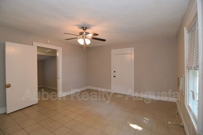 Building Photo - 2058 Battle Row