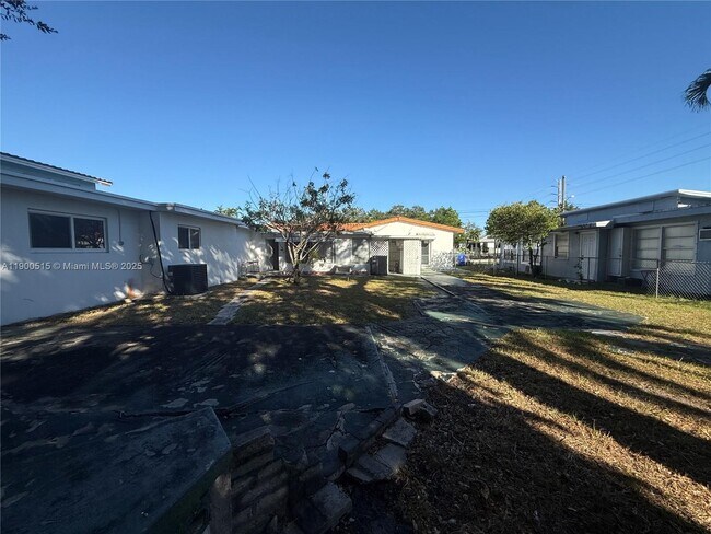 Building Photo - 1120 NW 32nd Ct
