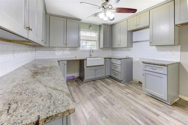 Building Photo - Room in House on Navajo Trail