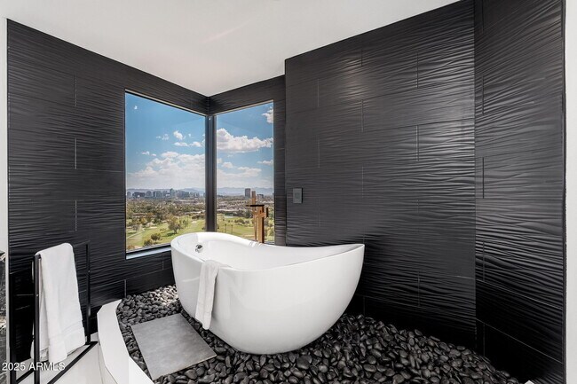 Building Photo - 1040 E Osborn Rd