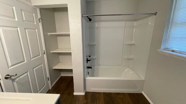 Building Photo - inviting & comfortable3 Bed 1 Bath House