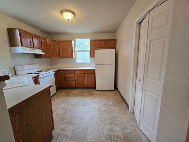 Building Photo - South Hill Home!! Available Now!