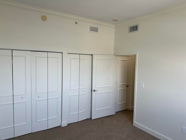 Building Photo - 1551 N Flagler Dr