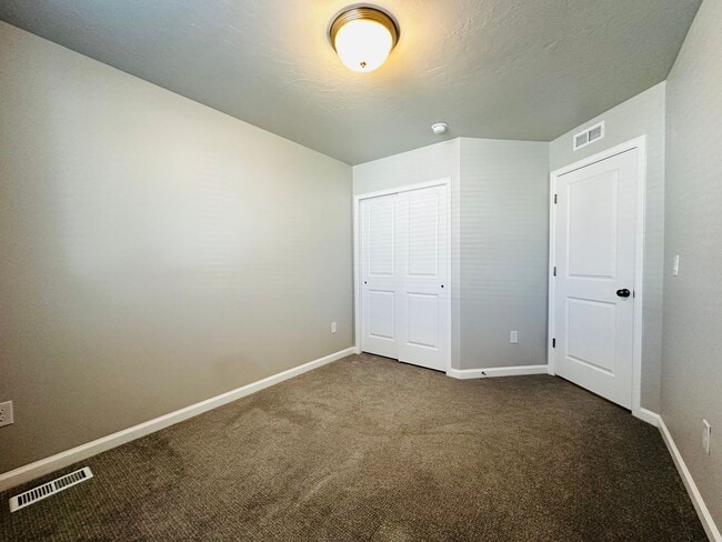 Building Photo - Spacious and Bright Townhome Available Sep...