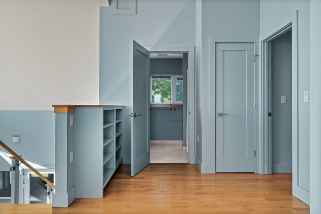 Building Photo - 1 Shoreline Dr