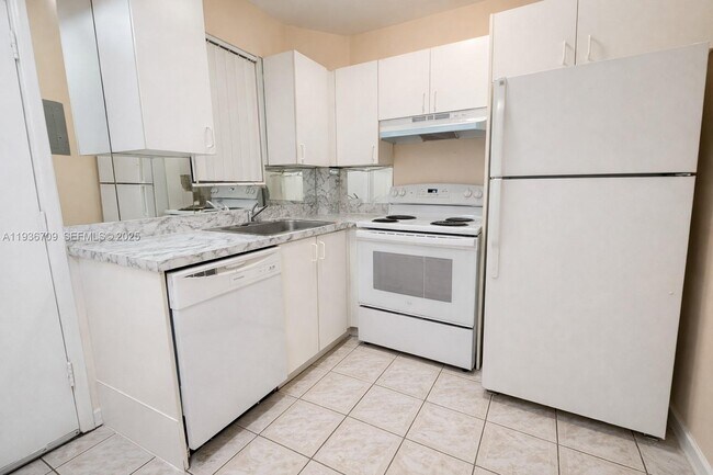 Building Photo - 3522 NE 166th St