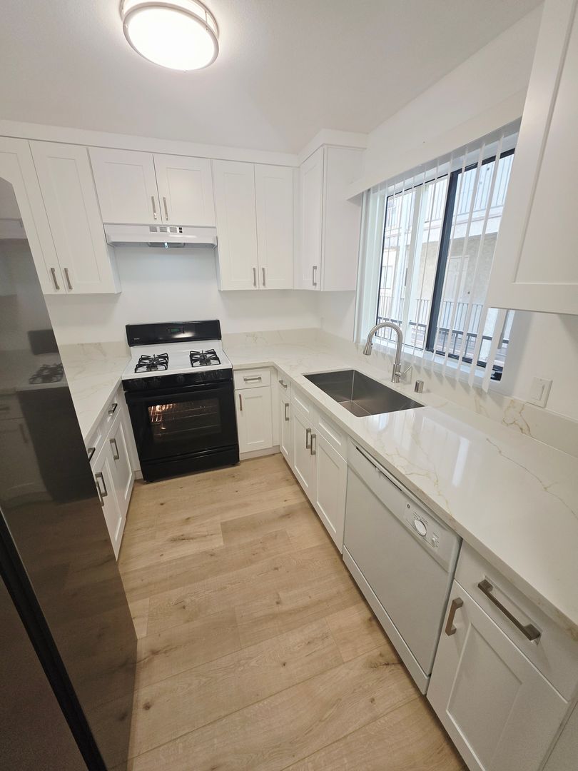 Building Photo - 1105 Melrose Ave