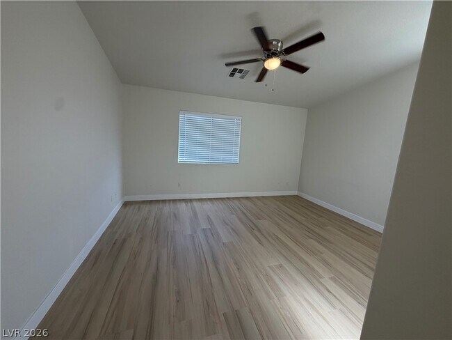 Building Photo - 513 Lava Beds Way
