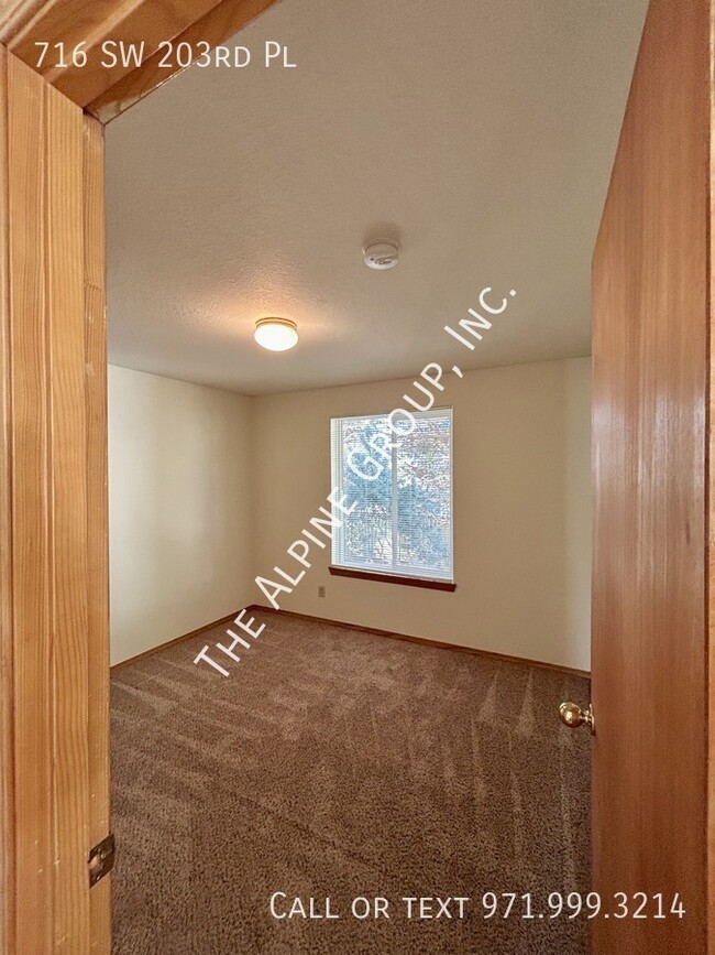 Building Photo - End-Unit Townhome in Quiet Location!