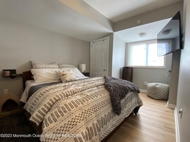 Building Photo - 809 16th Ave