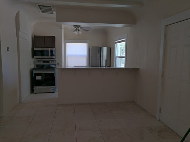 Building Photo - 1536 E 8th St