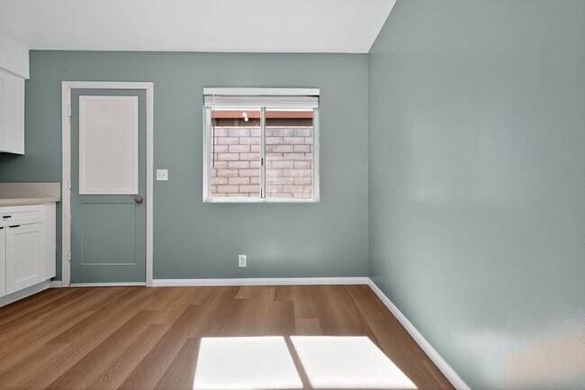 Building Photo - 44440 Acacia Dr