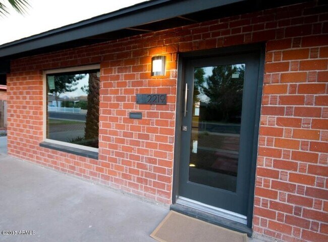 Building Photo - 2219 W Indianola Ave