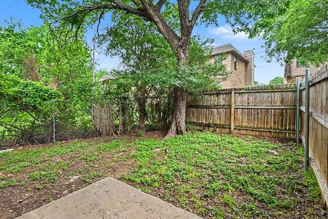 Building Photo - 2101 Mistletoe Ave