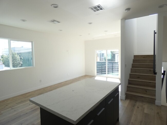 Building Photo - 5522 Barton Ave