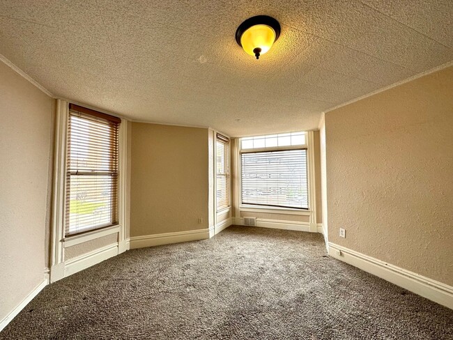 Building Photo - AVAILABLE SEPTEMBER - Charming 1 Bed 1 Bat...