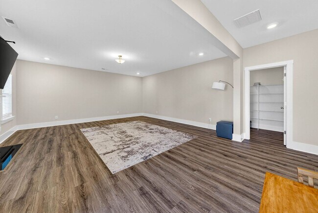 Building Photo - 1400 Addison Lk St