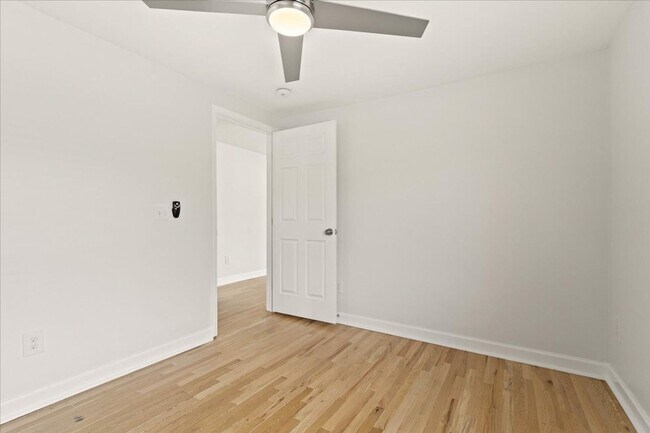 Building Photo - AVAILABLE NOW! 2 Bedroom 1 Bathroom Duplex in Kansas City $1400