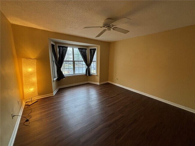Building Photo - 544 McGill Pl NE