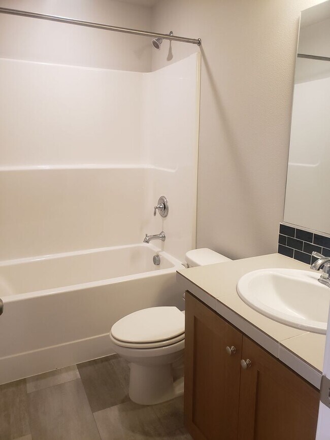 Building Photo - Reed's Crossing 2 bed/2.5 bath Townhome!