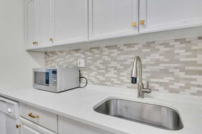 Building Photo - Spacious Corner unit 1 BR 1 BA