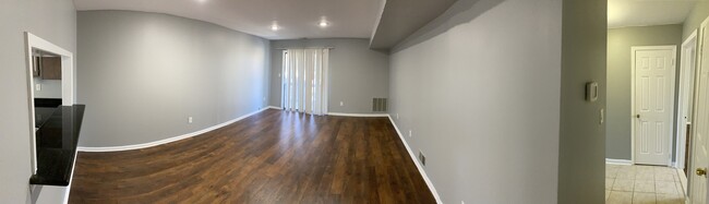 Panoramic View of Living - 907 Woodbridge Commons Way