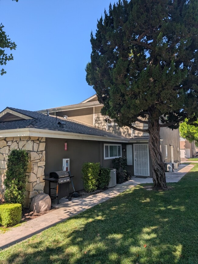 Building Photo - 3037 Knollwood Ave