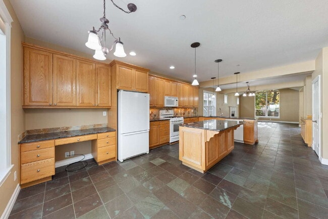 Building Photo - Beautiful Home in 55+ Community!