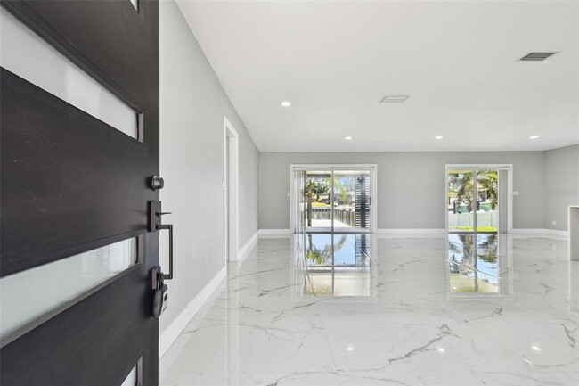 Building Photo - 3913 Fontainebleau Dr