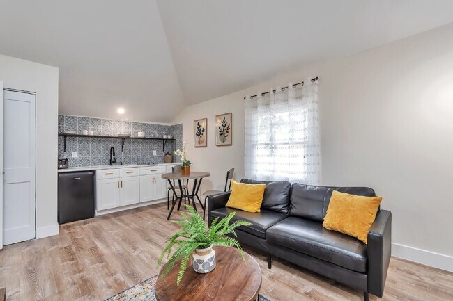 Building Photo - Chic & Cozy 1-Bed Furnished Retreat in the Heart of Denver's Madrid District!