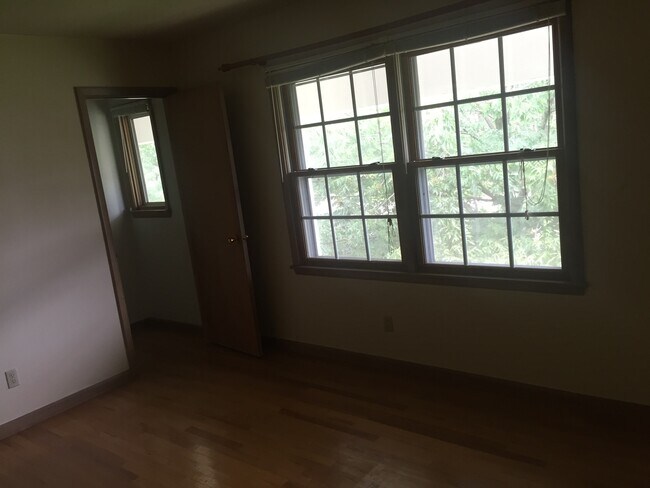 Building Photo - Gorgeous 2 Bedroom, 1.25 Bath Townhouse near UIHC