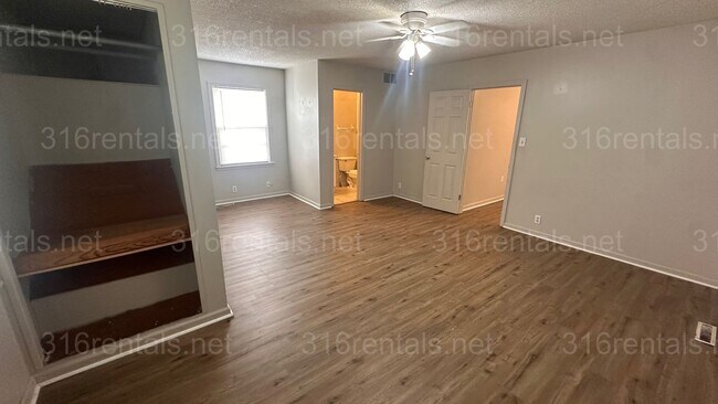 Building Photo - $1195 - 3 bed 1.5 bath - Single Family Hom...
