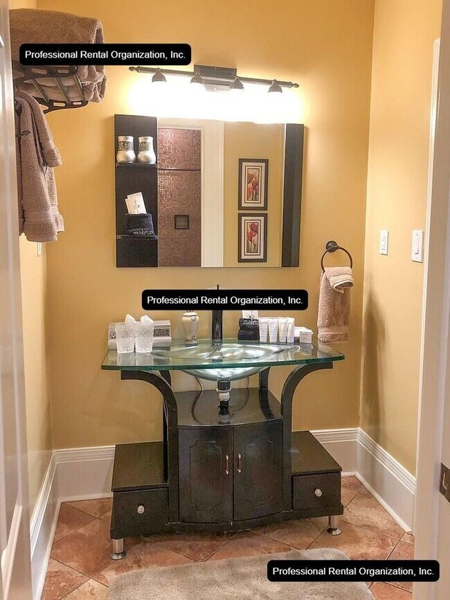 Building Photo - A price and views that can't be beat- Upper Flat with deck & expansive Vineyard and Sunset views