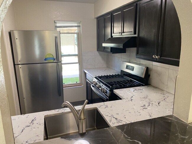 Building Photo - Spacious Townhome in Desirable Fairfield Area