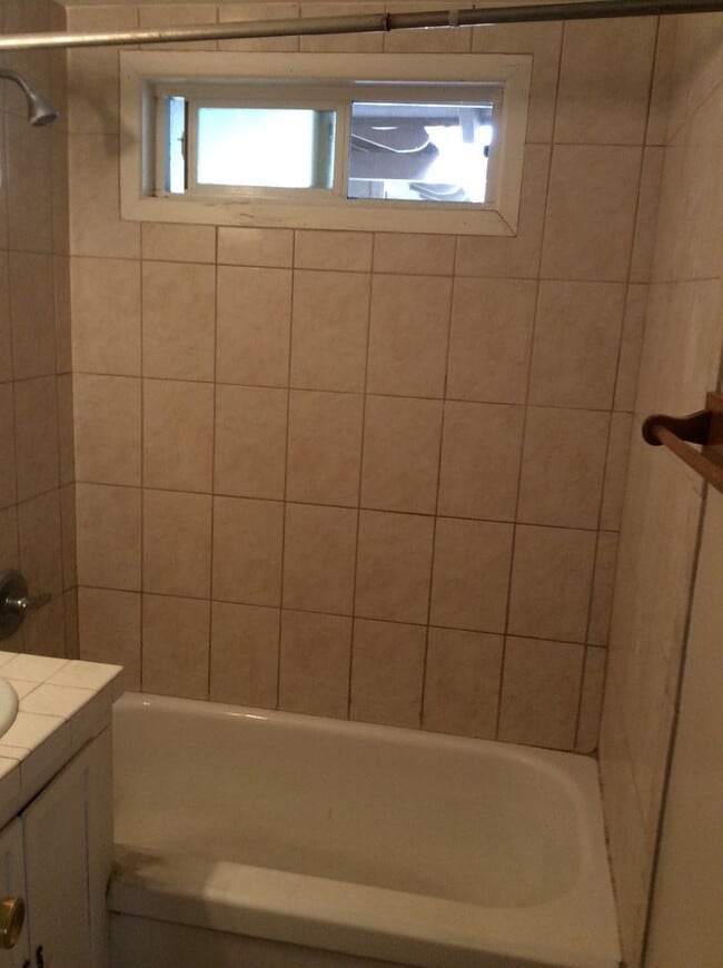 Building Photo - 4 Bedroom 1.75 Bathroom in Riverside