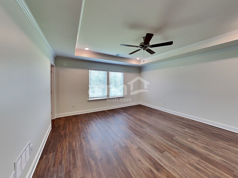 Building Photo - 251 Willow Ln
