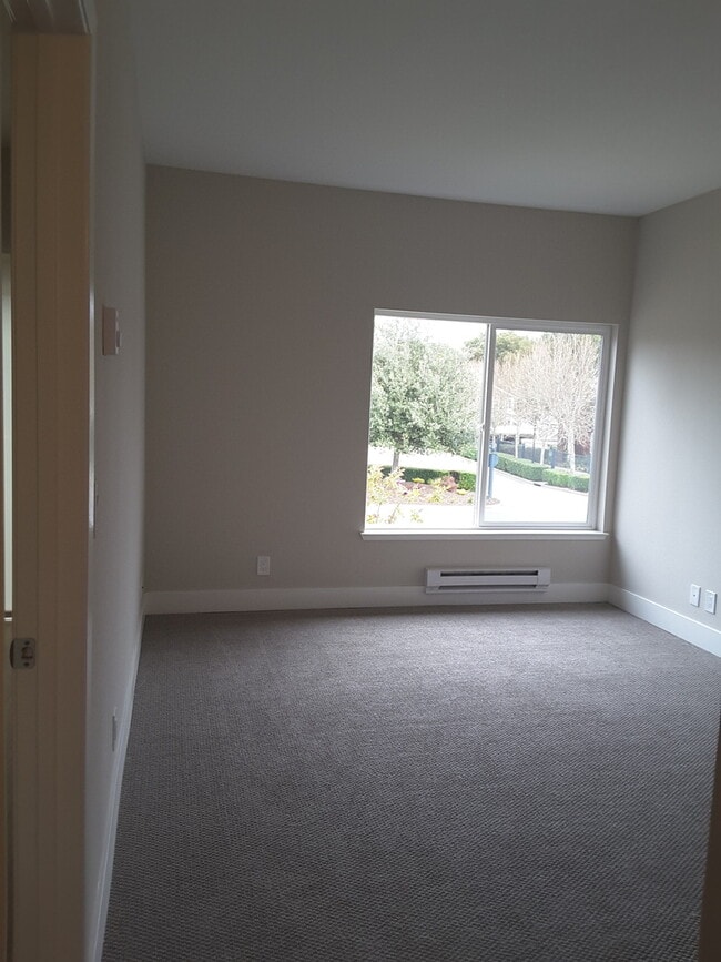 Building Photo - Newly Remodeled Condo Unit - Pet Friendly